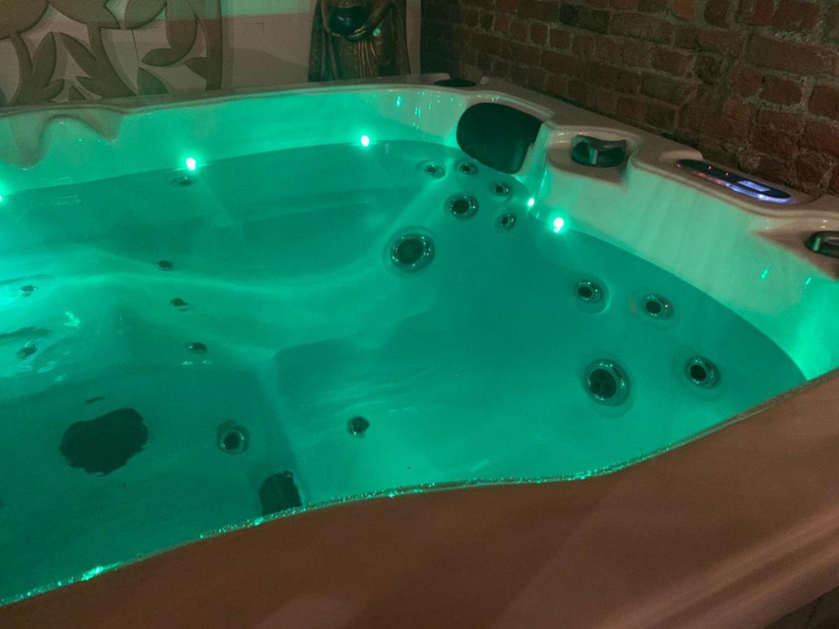Nice And Cosy Place With Jacuzzi And Sauna To Relax In The Centre Of Anversa Esterno foto